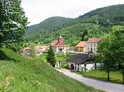 Le centre du village : église et mairie.