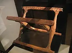 Photographie d'une structure en bois scuplté articulée en «&nbsp;x&nbsp;»