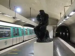 Reproductions de statue Le Penseur de Rodin à la station Varenne.