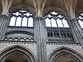 Photo du triforium nord montrant le changement de décor entre la septième et la huitième travée.