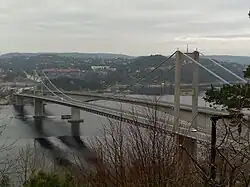 Le Topdalsfjorden est traversé par le pont Varodd