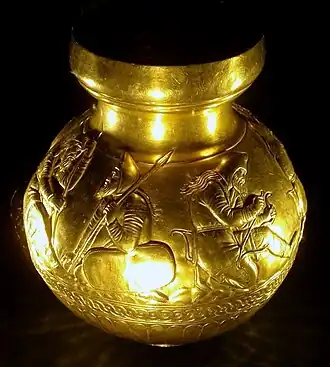 Vase scythe en or du kourgane de Koul-Oba (Ukraine), représentant des guerriers scythes coiffés de bonnets phrygiens. IVe&nbsp;siècle&nbsp;av. J.-C.