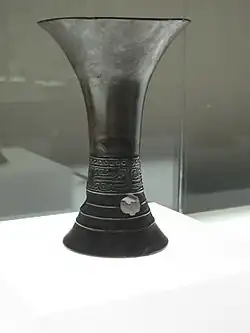 Vase calice gu pour l'alcool. Bronze. Période d'Erligang (vers 1550 – vers 1300). Musée Cernuschi, Paris