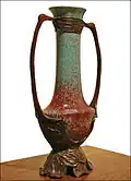 Vase fabriqué par la Manufacture royale de porcelaine de Berlin. Monture dessinée par Otto Eckmann et exécutée par Otto Schultz&nbsp;(en)