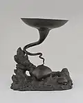 Vase à fleur en bronze (entre 1700 et 1899) destiné au la pratique ikebana (l'art de la composition florale).