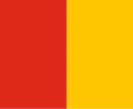Un drapeau carré divisé verticalement en 2 parties égales, rouge-orangé à gauche et jaune-orangé à droite.