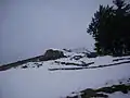 Vestiges d'une tour de l'ancien château médiéval au pied du cimetière actuel.