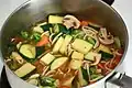 Préparation d'une soupe de légumes et de nouilles