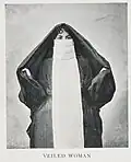 Femme voilée en Égypte (1906).