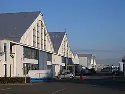 Les remarquables hangars aéronautiques à charpente béton.