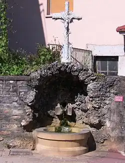 La fontaine.