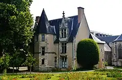 Le logis abbatiale.