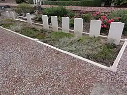 Les tombes de guerre au cimetière communal.