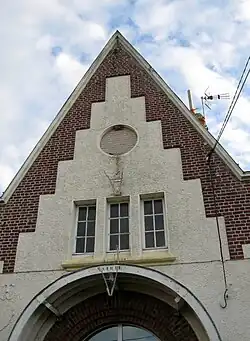 Fronton de la mairie.
