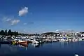 Le port. Au fond, des immeubles de  Maljalahti et la tour de Puijo.