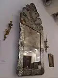 Miroir vénitien du XVIIe&nbsp;siècle. Dans les décorations intérieures, tout ce qui évoque Venise, ses fastes baroques et son aspect merveilleux, sont à l'honneur.