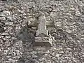 Ancien antéfixe et bas-reliefs sur le pignon.