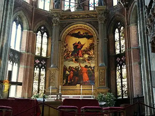 Le retable avec son encadrement complet.