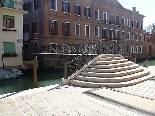 Ponte dei Guardiani reliant le fondamenta dei Cereri à la Calle dei Guardiani
