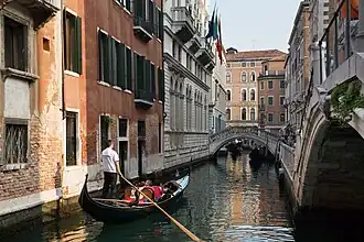 À droite le pont Goldoni, au devant le ponte Tron