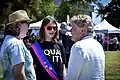 T-Shirt avec une bande aux couleurs bisexuelles (marche des fiertés de Ventura, aux Etats-Unis, 2022).