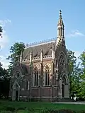 La chapelle néogothique Saint-Sulpice, consacrée en 1899, au parc du château de Saint-Sulpice-la-Ramée.