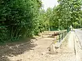 Le vieux « gué » (abreuvoir et pédiluve pour les bêtes) à la sortie est du village, sur la route d'Ève.