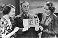 Birgit Tenfroth (à droite) dans Pappas pojke (1937)
