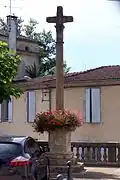 La croix votive à l'extrémité ouest des Allées (2011).