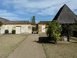 La cour.