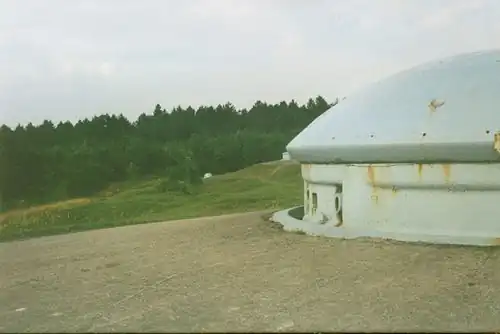 La tourelle pour deux canons de 75&nbsp;mm, en position de batterie (elle peut s'éclipser).