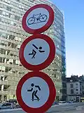 Ici une municipalité innove en créant deux panneaux (ceux du bas) signalant des interdictions qui lui sont propres.