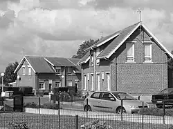 Des habitations groupées par deux.
