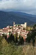 Vue générale de Vernet-les-bains. Au sommet, à droite se trouve le château, du XIXe&nbsp;siècle, l'église est sur la gauche.
