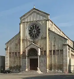 Façade harmonique, basilique de Vérone.