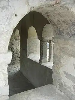 Le narthex de la chapelle romane de Saint Aventin.