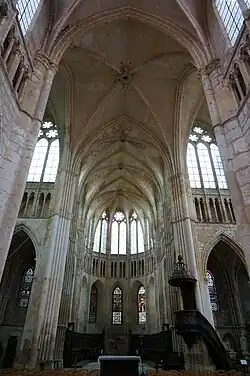 La nef vers le chœur.