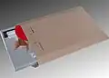 Une enveloppe cartonnée.