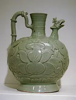 Verseuse à double bec. Grès gris de Yaozhou&nbsp;(en) à couverte céladon, décor modelé et gravé. Fin Cinq Dynasties (907-979) / début Song du Nord (960–1127).Musée Guimet