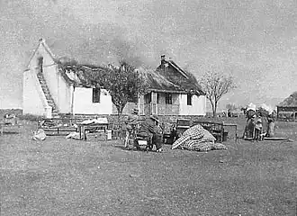 Phographie d'une maison blanche en feu