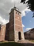 Tour et façade de l'église Saint-Pierre