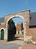 Porche et tour pigeonnier.