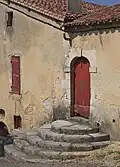 Vieille porte et escalier de la Régie.
