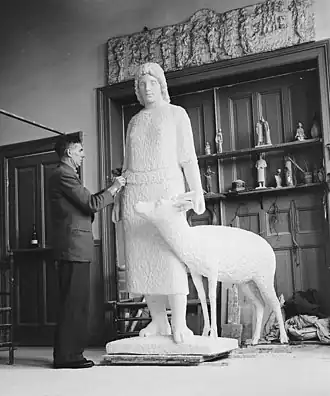 Gerrit Bolhuis travaillant à une sculpture de Tante Riek (nl). Photo de Joop van Bilsen, Anefo.