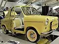 Une voiture jaune vue de l'avant droit.