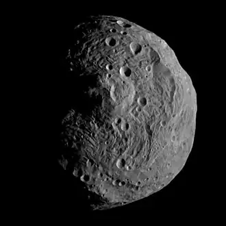 Photo prise le 17 juillet à 15&nbsp;000&nbsp;km. 1 pixel = 1,5&nbsp;km.