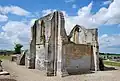 Les vestiges de l'ancienne église Saint-Symphorien au cimetière.