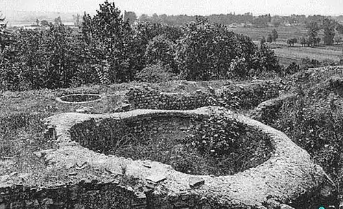 Ancienne photographie où apparaît le site archéologique de Châtigny, au début du XXe siècle. Ici, se révèlent les structures de fosses et les vestiges de la villa gallo-romaine de Châtigny.