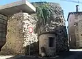 Puits et remparts.
