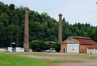Vestiges des installations industrielles. Cheminées des forges.